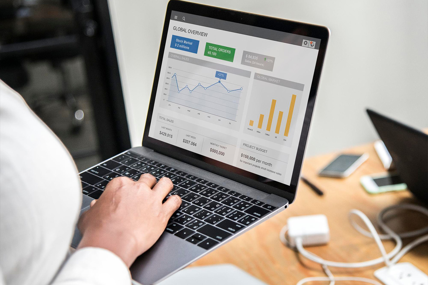 Gestor analisando métricas de conversão de Google Ads para hotéis em um tablet.